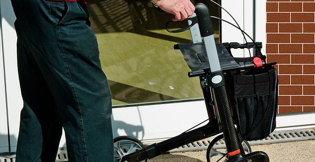 Déambulateur et rollator : lequel choisir ?