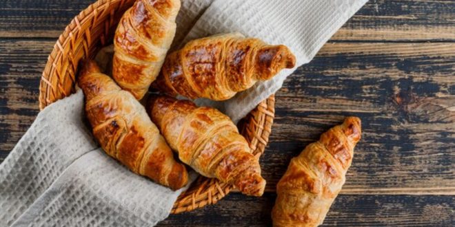 Analyse comparative des différences entre croissants maison et croissants achetés