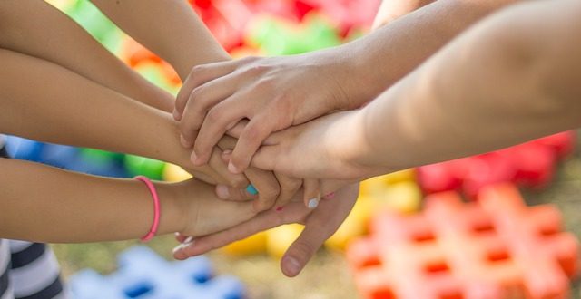Favoriser la sociabilité des enfants uniques en les inscrivant à des activités associatives