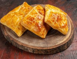 Quels sont les ingrédients indispensables pour des pâtés créoles authentiques ?