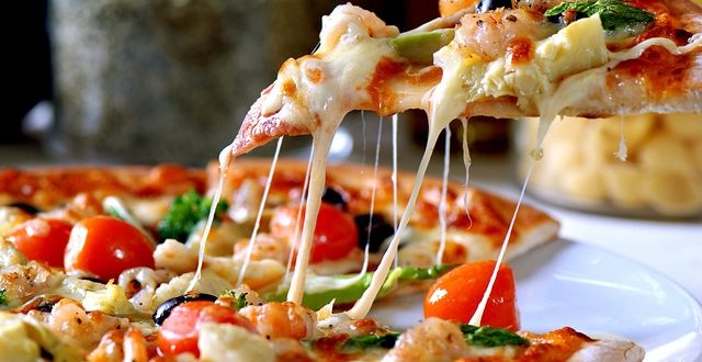 Les secrets des pizzaiolos pour obtenir une pâte à pizza parfaite