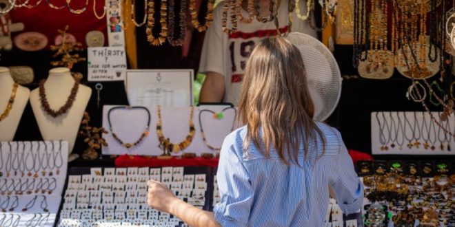 Les étapes clés pour choisir judicieusement votre fournisseur de bijoux thérapeutiques