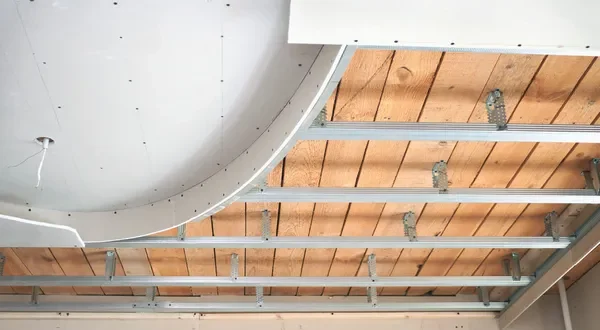 Guide complet sur le choix d’un plafond suspendu en 2025
