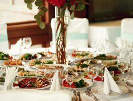 Mariage et cuisine du monde : un tour culinaire pour faire voyager vos invités