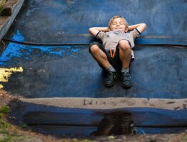 Enfants enfermés dans la voiture : que faire immédiatement ?