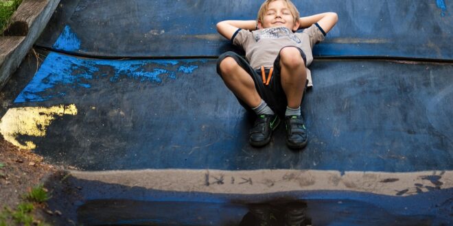 Enfants enfermés dans la voiture : que faire immédiatement ?