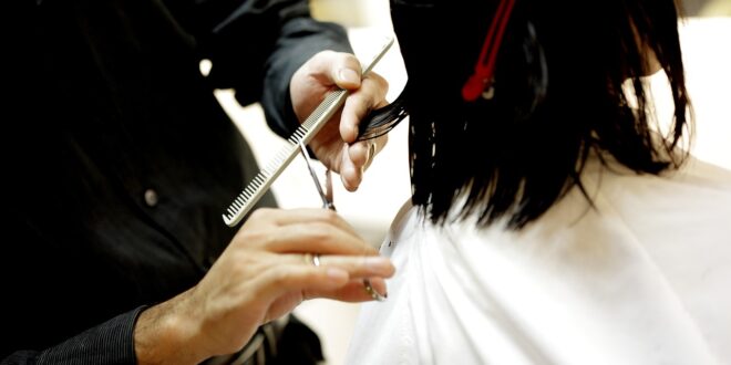 Ambiance en salon de coiffure : un moment que les parents et les enfants savourent