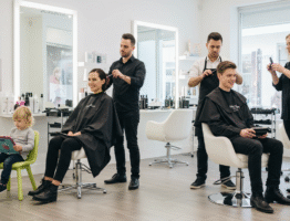 Ambiance en salon de coiffure : un moment que les parents et les enfants savourent
